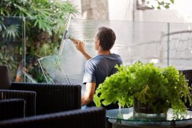 Comment nettoyer une fenêtre en plexiglas dans votre maison